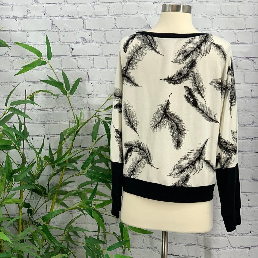 🎉Andrea Jovine White w/ Black Feathers Sweater - Picture 3 of 5